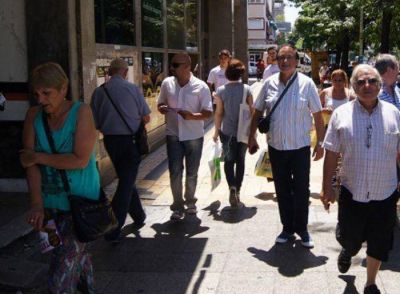 Serebrinsky gasta sus zapatos caminando por Mar del Plata para contar su propuesta a vecinos
