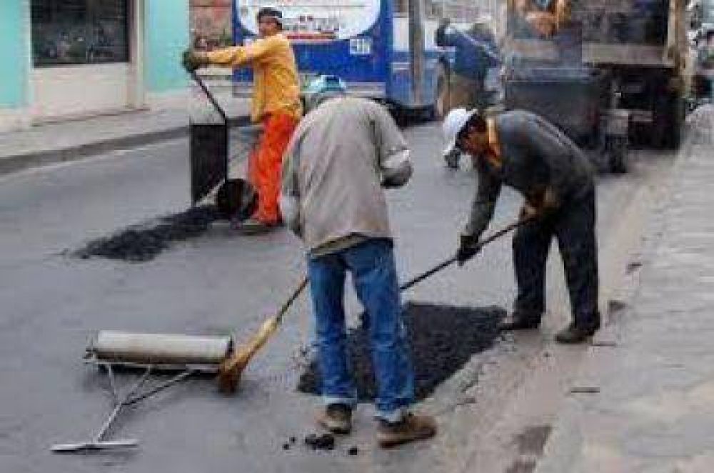 Relizan trabajos de bacheo y limpieza integral de desag�es en la Capital