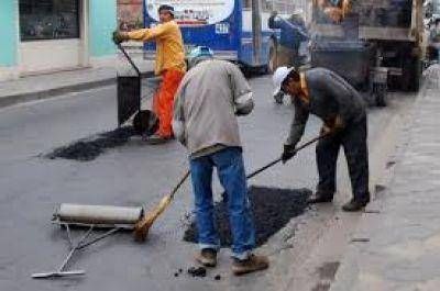 Relizan trabajos de bacheo y limpieza integral de desag�es en la Capital