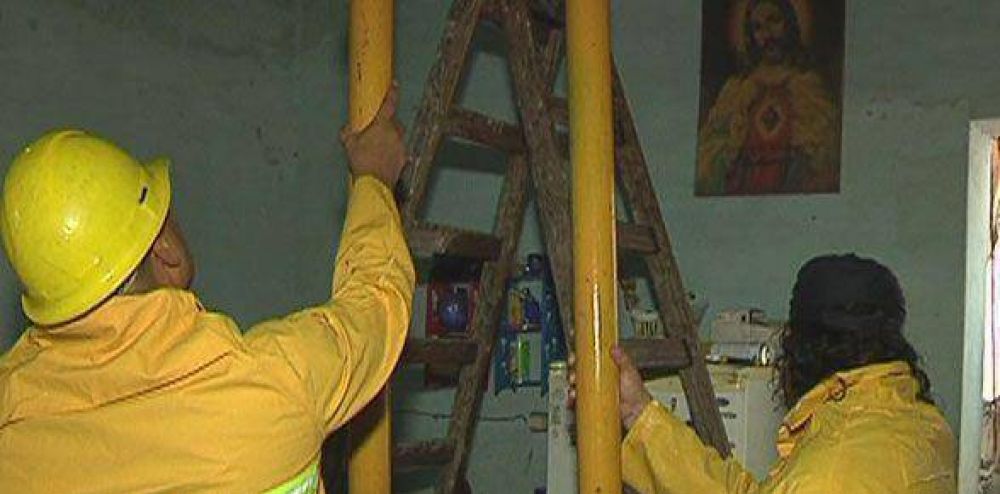 Defensa Civil municipal asisti� a un vecino tras sufrir el derrumbe de su casa