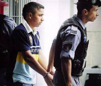 El asesino de Berardi habr�a tomado como reh�n a una pareja en Ca�uelas