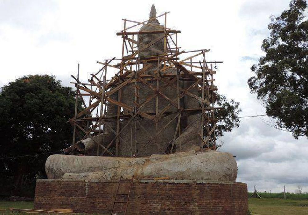 Construyen en Posadas la estatua de Buda 