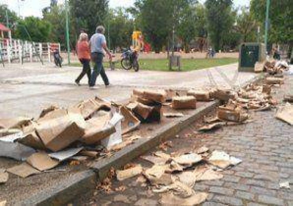 Basuras y desperdicios en la Plaza del Sesquicentanrio con la presencia de chicos