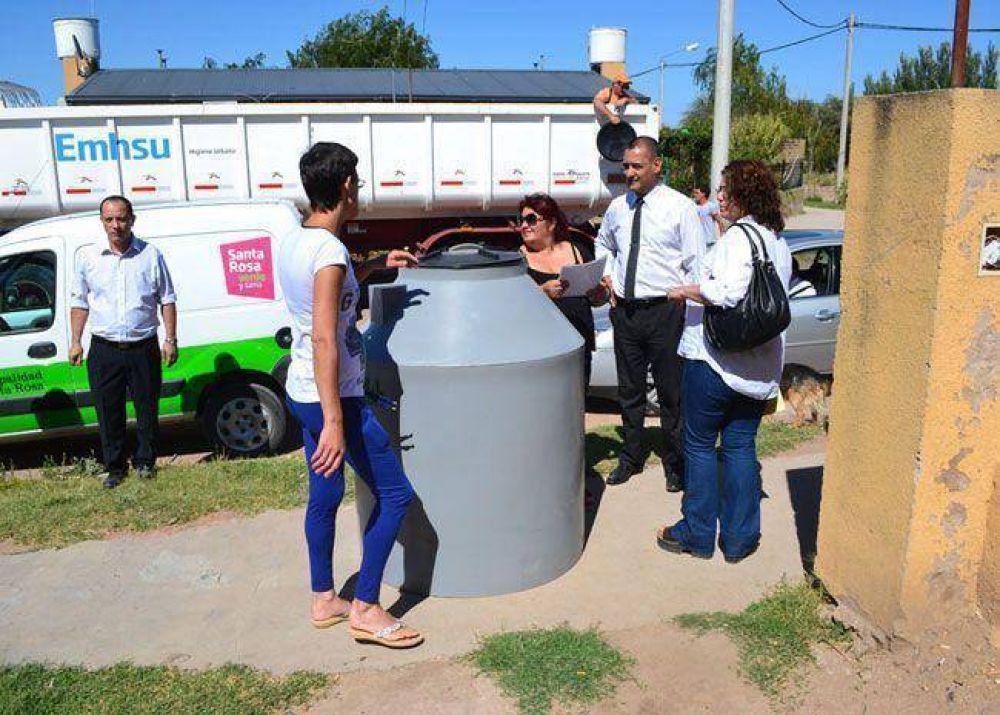Entregaron 17 tanques de agua en el barrio Los Hornos