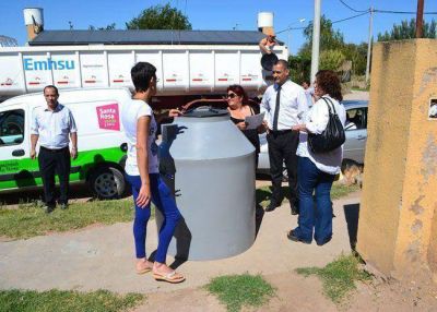 Entregaron 17 tanques de agua en el barrio Los Hornos