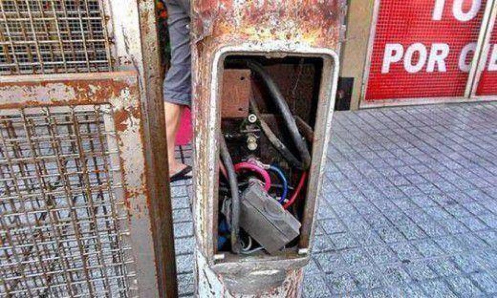 Reclaman urgente reparaci�n de peligros el�ctricos en la v�a p�blica