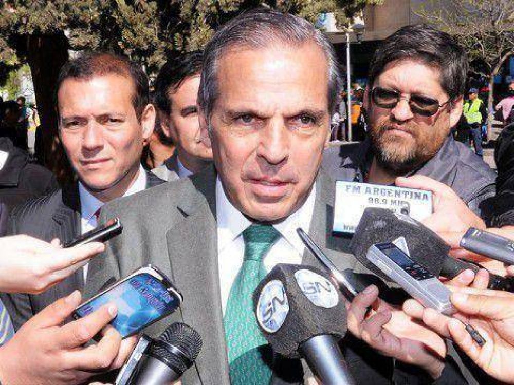 Sapag firma otra refinanciaci�n de deuda