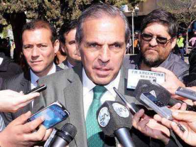 Sapag firma otra refinanciaci�n de deuda