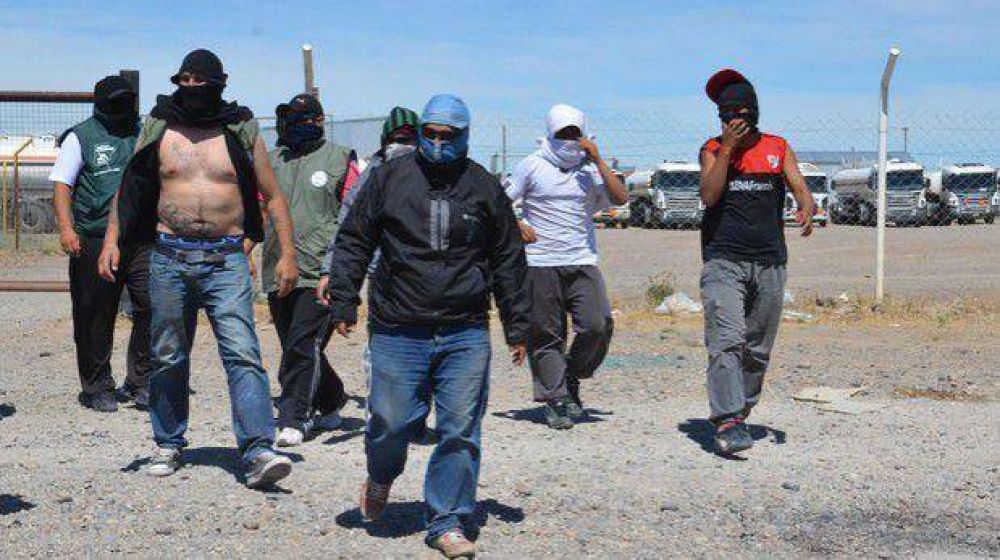 Camioneros contin�an con el bloqueo en la base operativa de Clear 