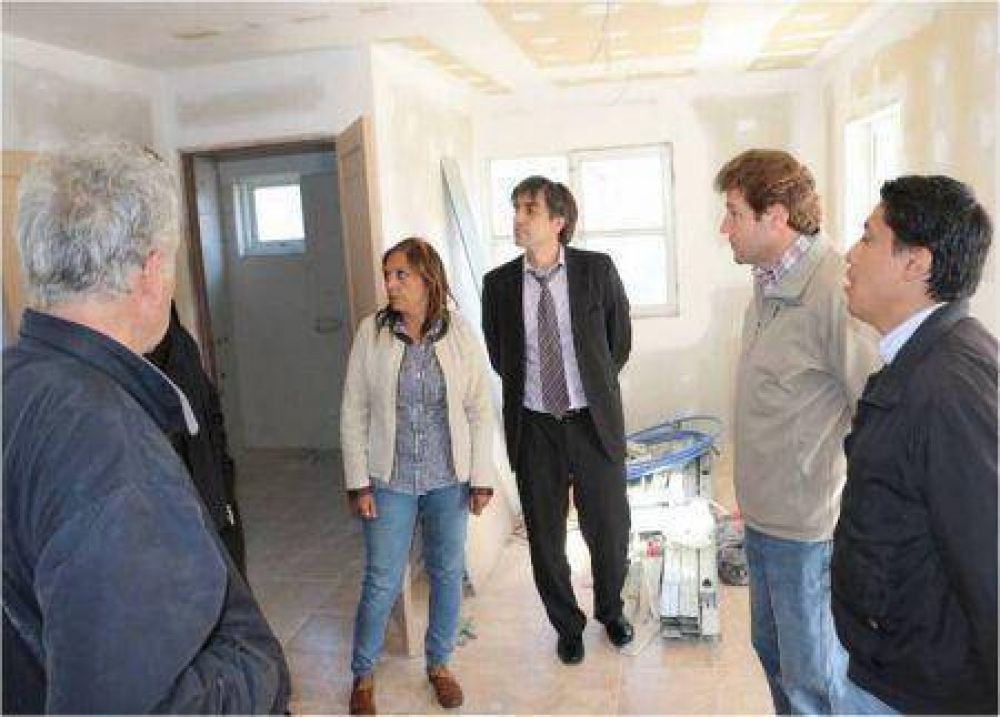 Melella recorri� el centro de salud de Chacra XIII 