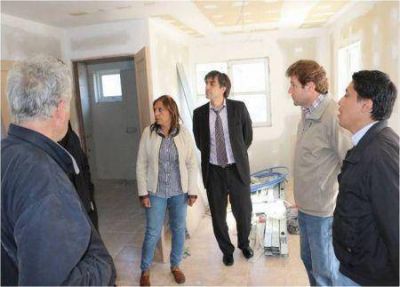 Melella recorri� el centro de salud de Chacra XIII 