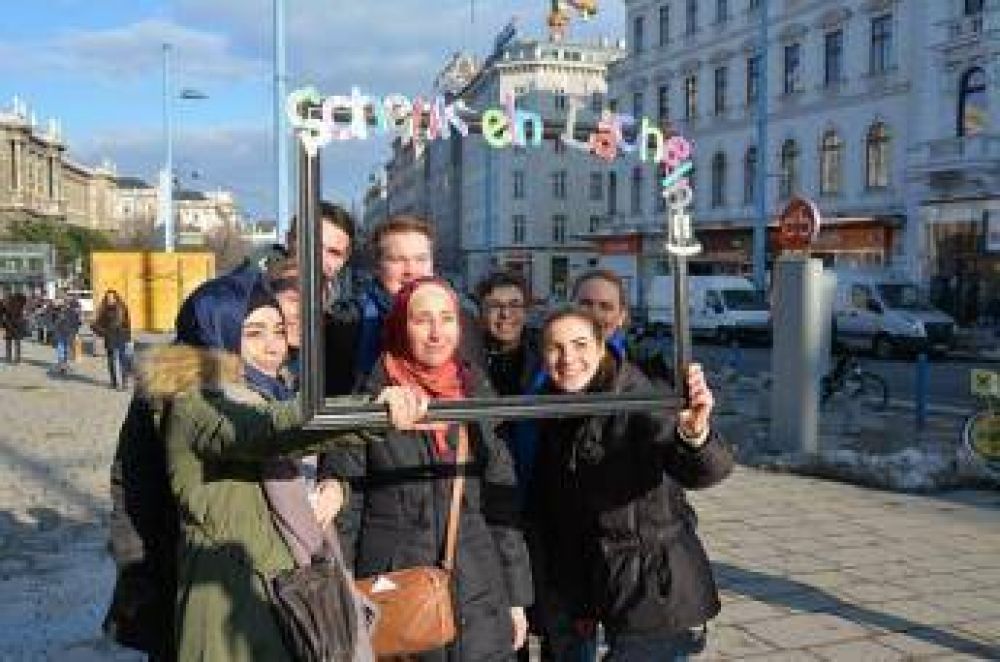 Manifestacin contra la islamofobia con te y msica en Viena
