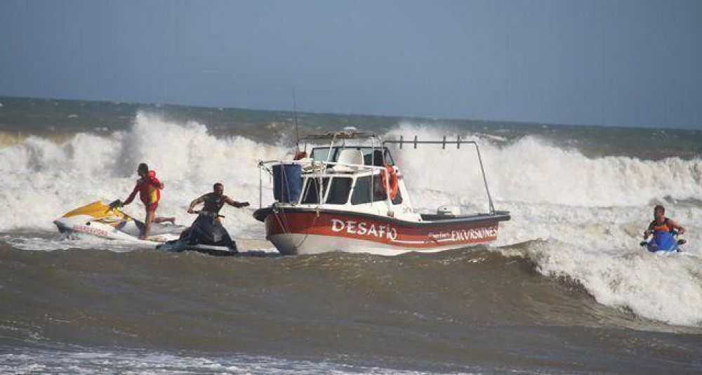 Rescate a embarcados en lancha que qued� a la deriva