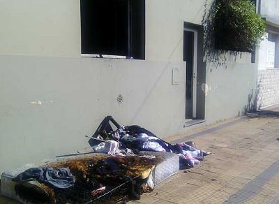 Se incendi� una casa mientras los moradores no estaban