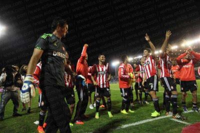 Por el triunfo de Estudiantes, Mardel se pint� anoche de rojo y blanco     
