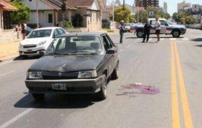 Una mujer perdi� la vida tras ser embestida por un auto en Santamarina y Constituci�n