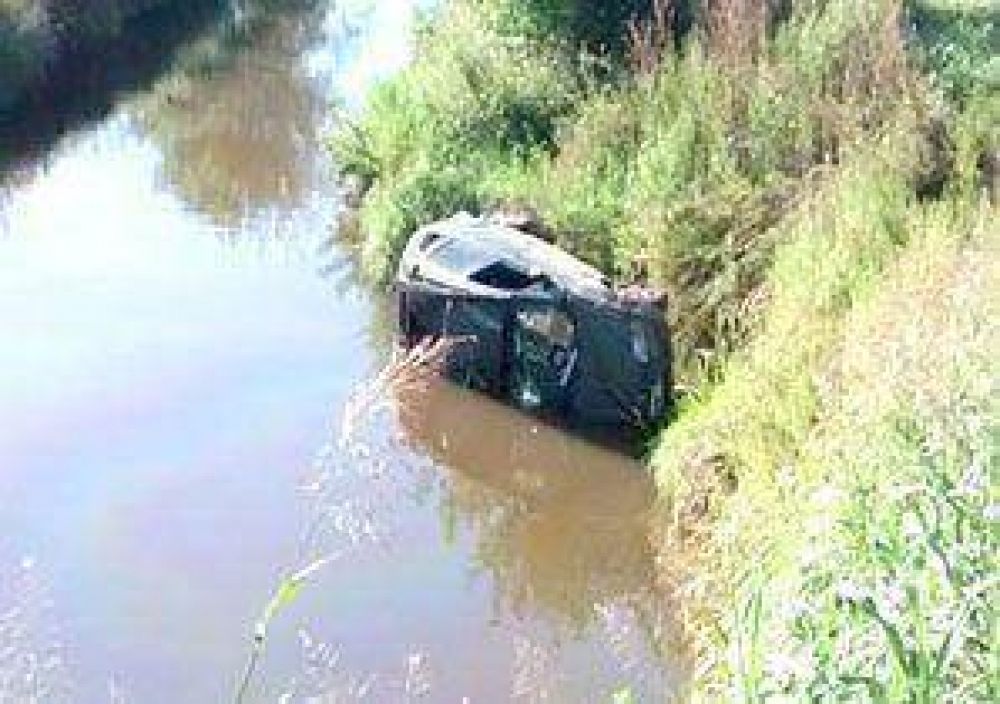 Espectacular vuelco en la Avda. de Circunvalaci�n y el zanj�n de Capit�n Vargas