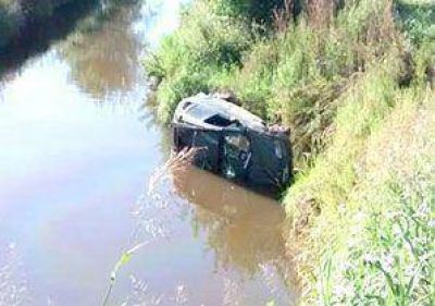 Espectacular vuelco en la Avda. de Circunvalaci�n y el zanj�n de Capit�n Vargas