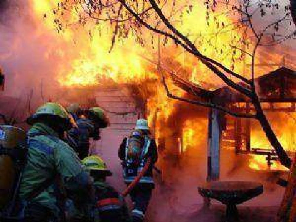 Un polic�a rescat� a una familia entera de un incendio