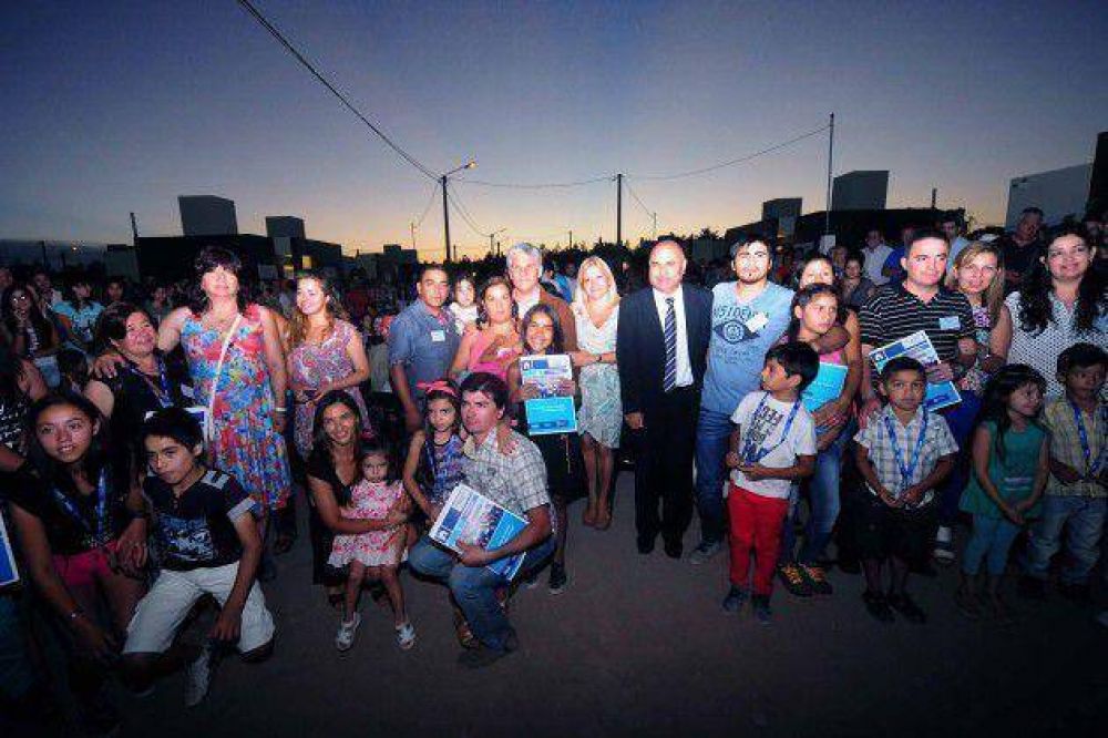 Poggi entreg� las viviendas a 40 familias de La Toma