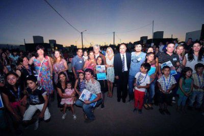 Poggi entreg� las viviendas a 40 familias de La Toma