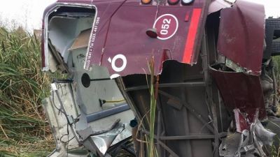 Un micro de Costera Criolla choc� a alta velocidad a un colectivo de la l�nea 717 y lo hizo volcar