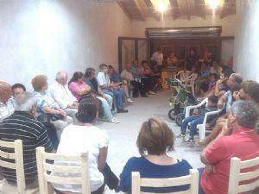 Britos se reuni� con vecinos del barrio del 