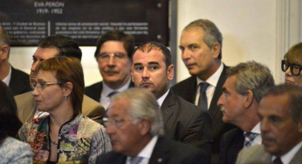 Chiyo no aparece: lo reemplaza su hijo, pero no logra disimular el vac�o de poder