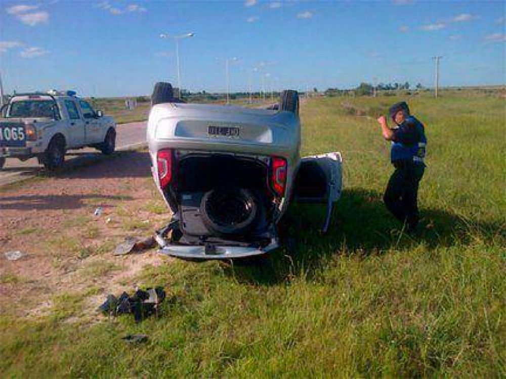 Conductor perdi� el control y el auto qued� con las ruedas hacia arriba