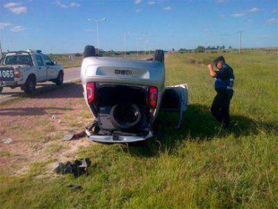 Conductor perdi� el control y el auto qued� con las ruedas hacia arriba