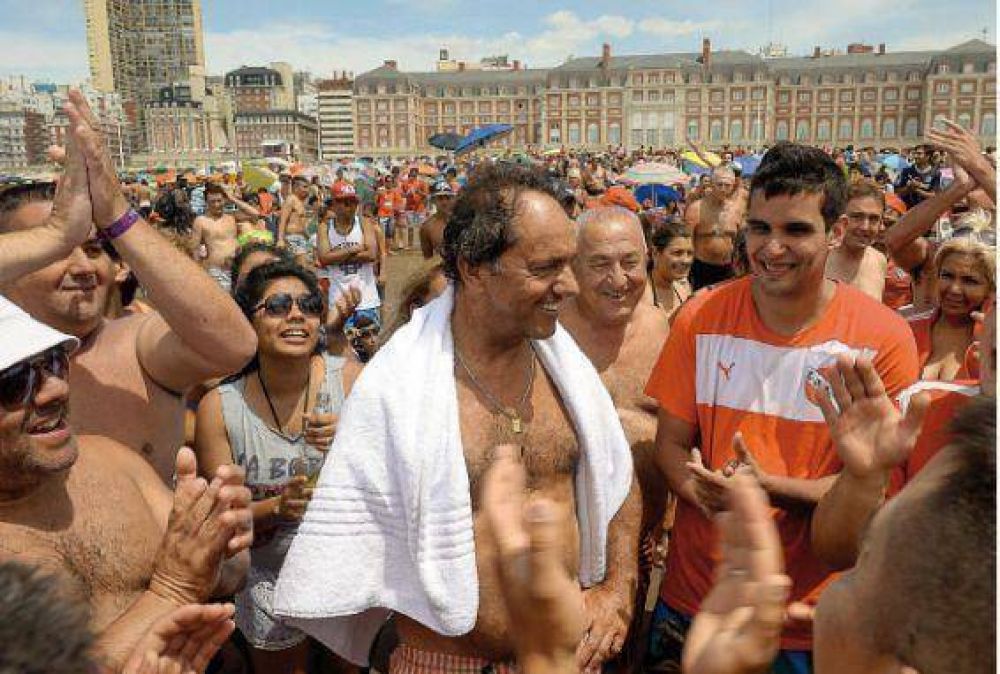 Scioli hizo playa y campa�a en la Bristol