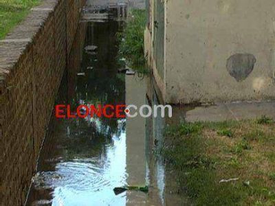 Vecinos de barrio Paran� 90 piden urgente soluci�n porque las cloacas se rebalsan