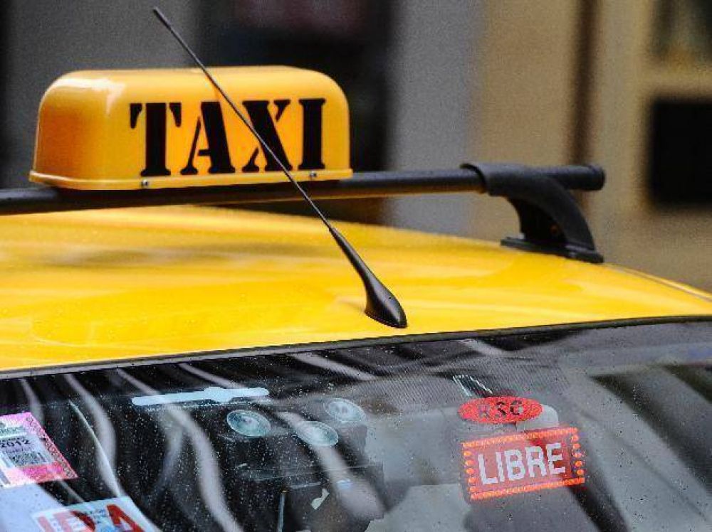Un taxista fue a buscar a una pasajera ebrio, semidesnudo y armado