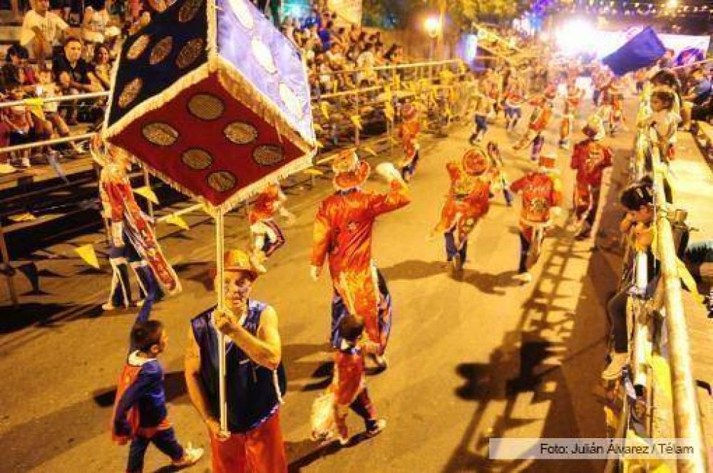 Miles de porte�os festejaron el comienzo de los Carnavales 2015