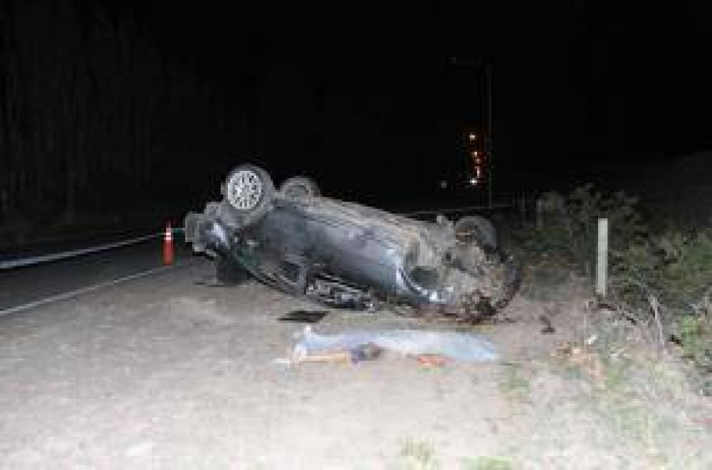Dos j�venes muertos y dos chicas graves tras un vuelco