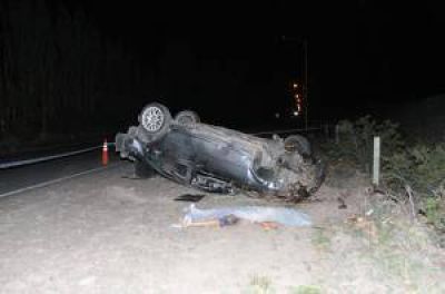 Dos j�venes muertos y dos chicas graves tras un vuelco