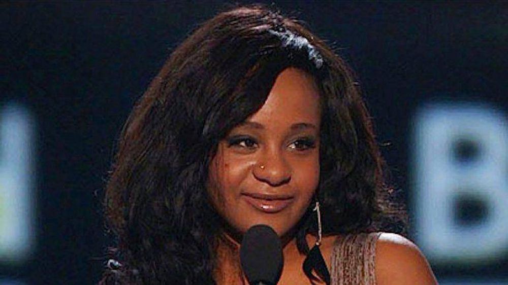 La hija de Whitney Houston se encuentra en coma inducido