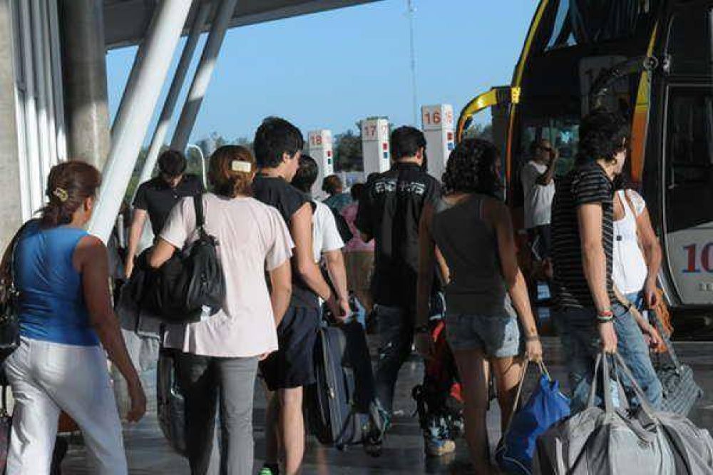 Santiague�os invadieron la terminal en el recambio tur�stico