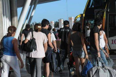 Santiague�os invadieron la terminal en el recambio tur�stico