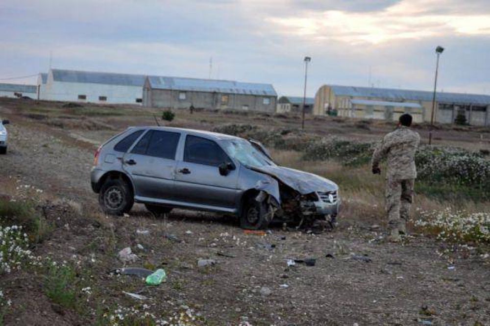 Madrugada accidentada: Ven�a a alta velocidad y termin� en los predios del BIM 5 