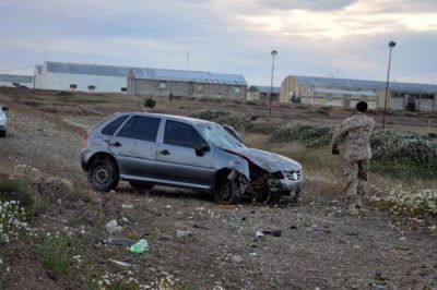 Madrugada accidentada: Ven�a a alta velocidad y termin� en los predios del BIM 5 
