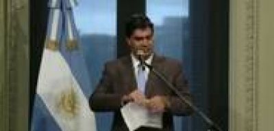 Capitanich rompi� un ejemplar de Clar�n