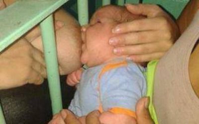 Mor�n: Pol�mica por una mam� que tiene que amamantar a trav�s de las rejas