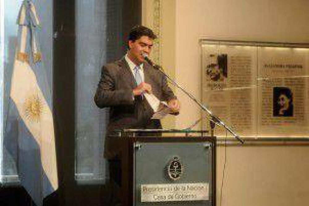 Capitanich se enoj� con Clar�n y rompi� un diario en la conferencia de prensa