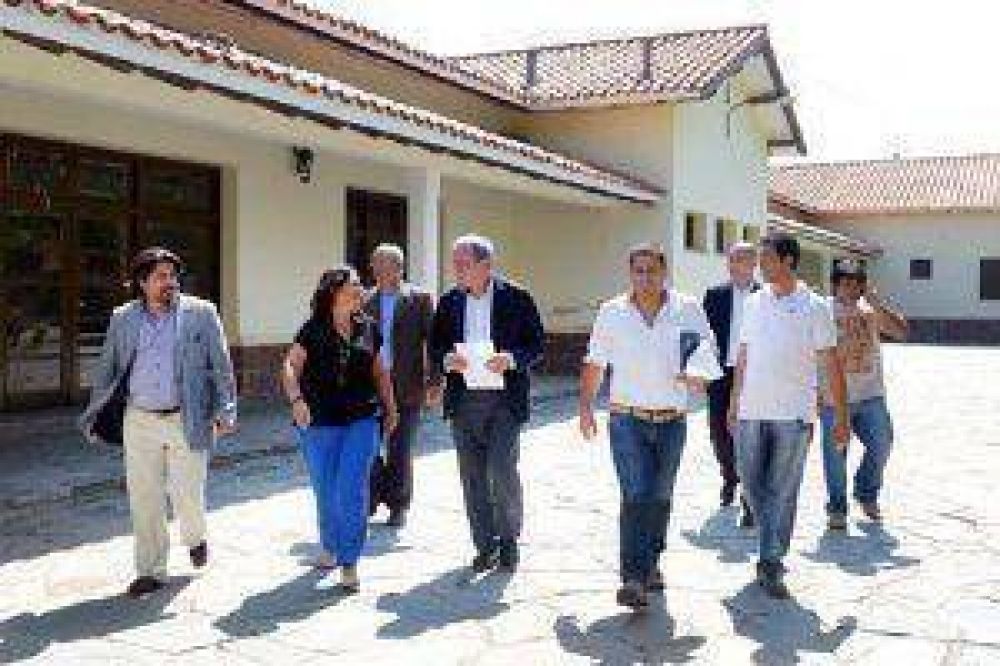 La Gobernadora recorri� escuelas en reparaci�n