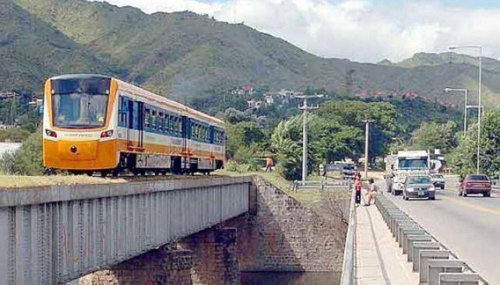 Turistas caminaban por la v�a y una mujer fue atropellada por el Tren de las Sierras