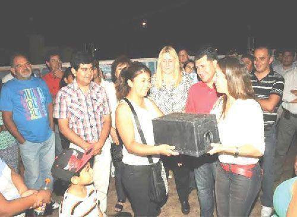 Casas comprometi� obra el�ctrica para vecinos de Aimogasta