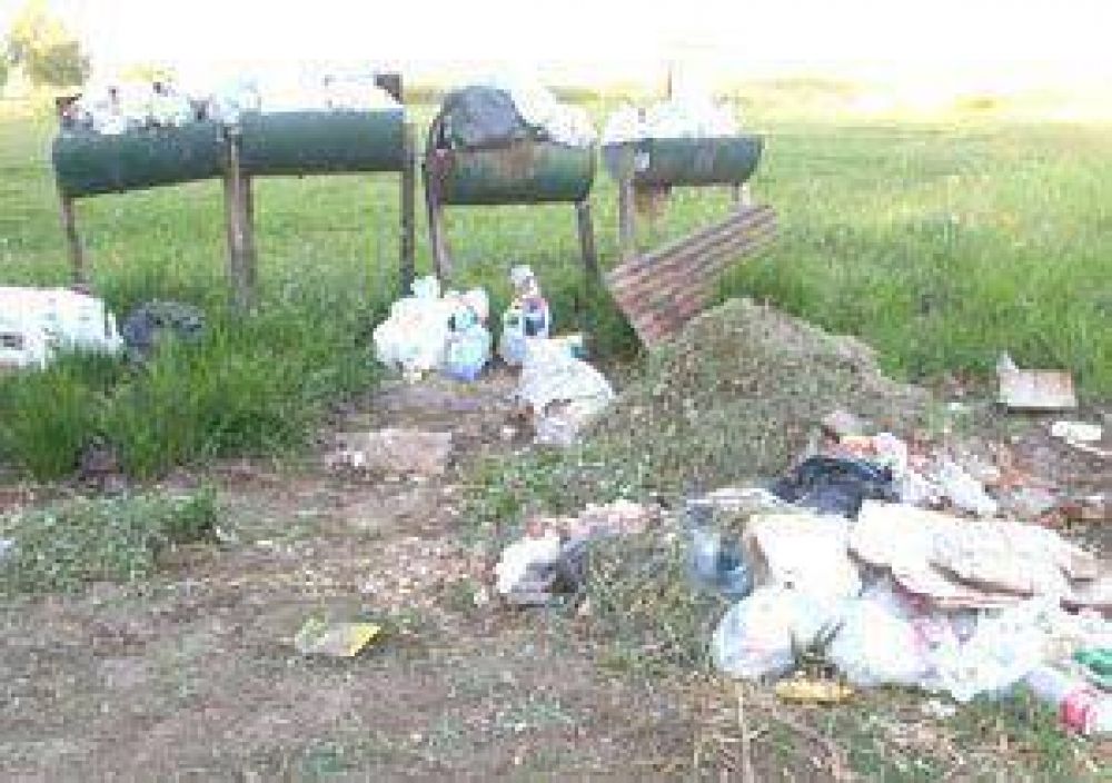 Residuos amontonados: Quejas de los vecinos en el Balneario Municipal