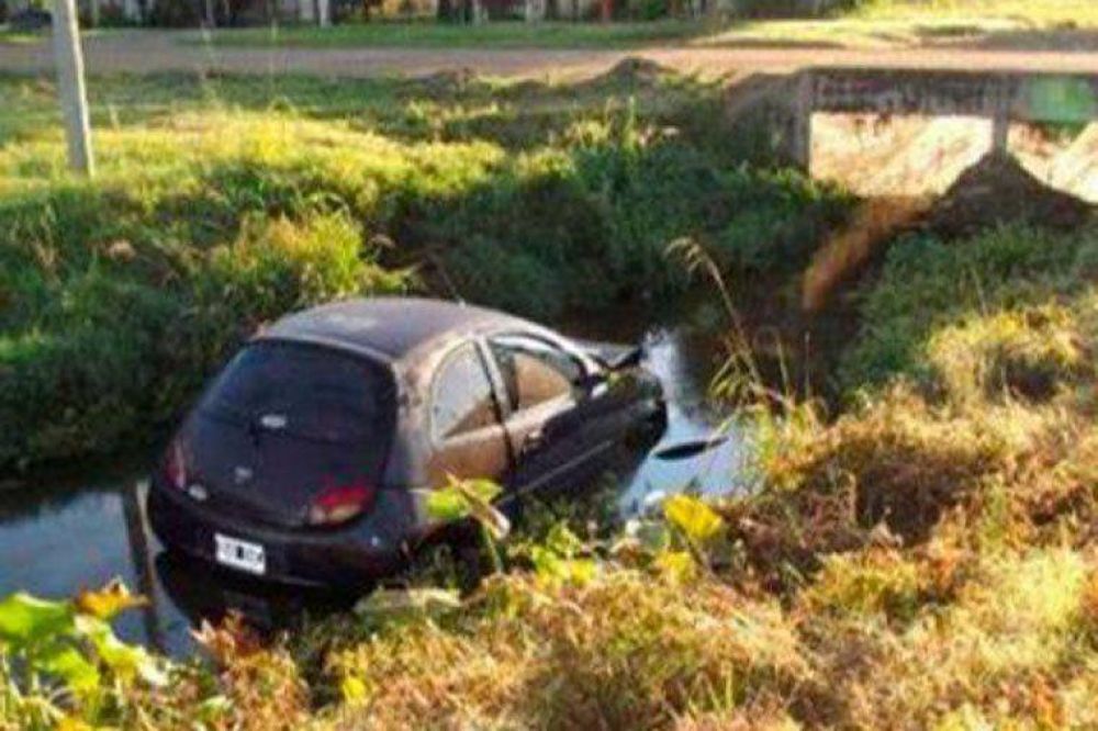 Un auto termin� en una ca�ada luego de que su conductor perdiera el control del veh�culo