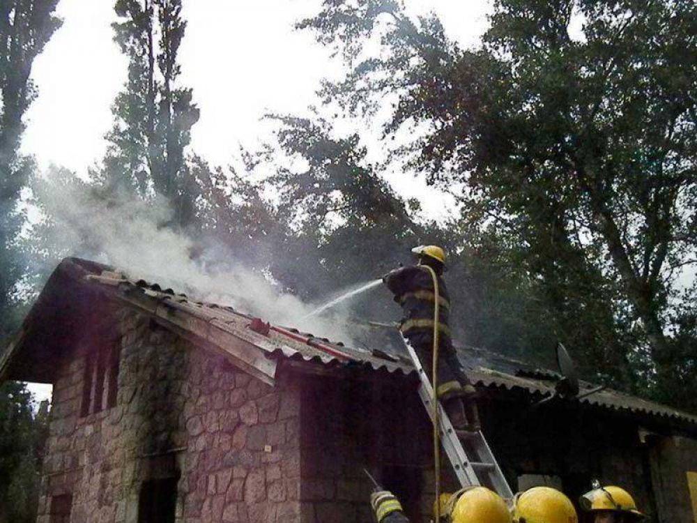 Incendio en casa reclamada por el Radio Club Nahuel Huapi